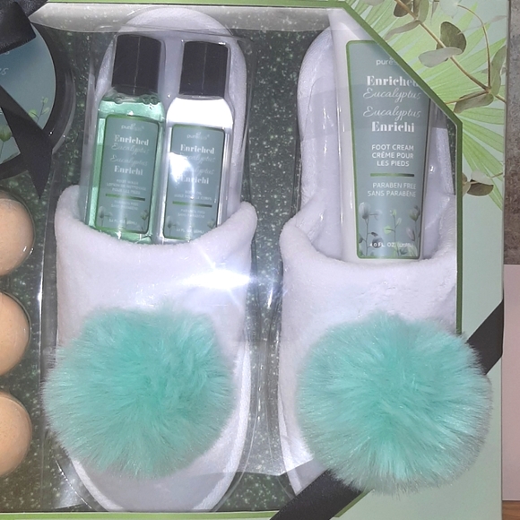 9-Piece Slipper Gift Set "Enriched Eucalyptus" NWT - Picture 5 of 8